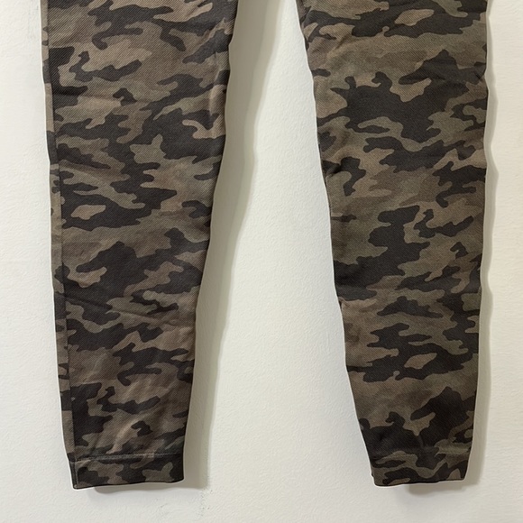 SPANX Look At Me Now Seamless Cropped Sage Camo Leggings Size L - Picture 3 of 4